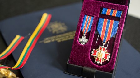 Vadovybės apsaugos tarnybos pareigūnai apdovanoti Lietuvos kariuomenės medaliais „Už nuopelnus“